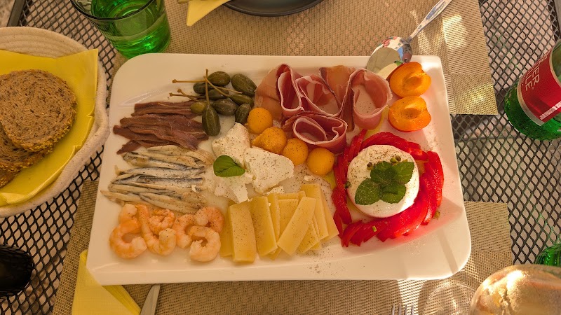 Negreena restaurant, Salad & Wine bar — photo 3