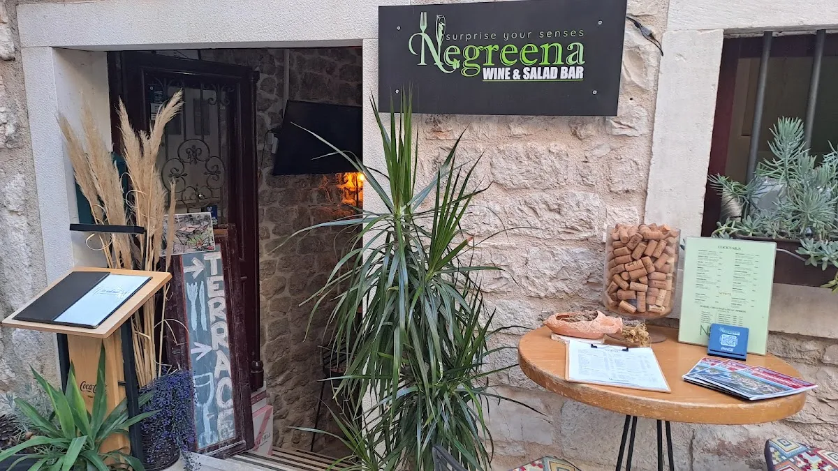Negreena restaurant, Salad & Wine bar