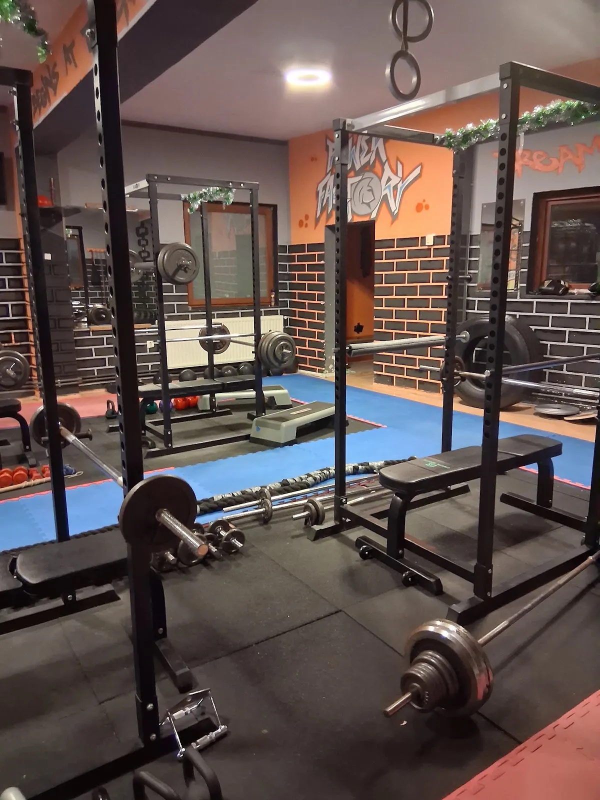 Power Factory Gym GRUPNI I INDIVIDUALNI TRENING